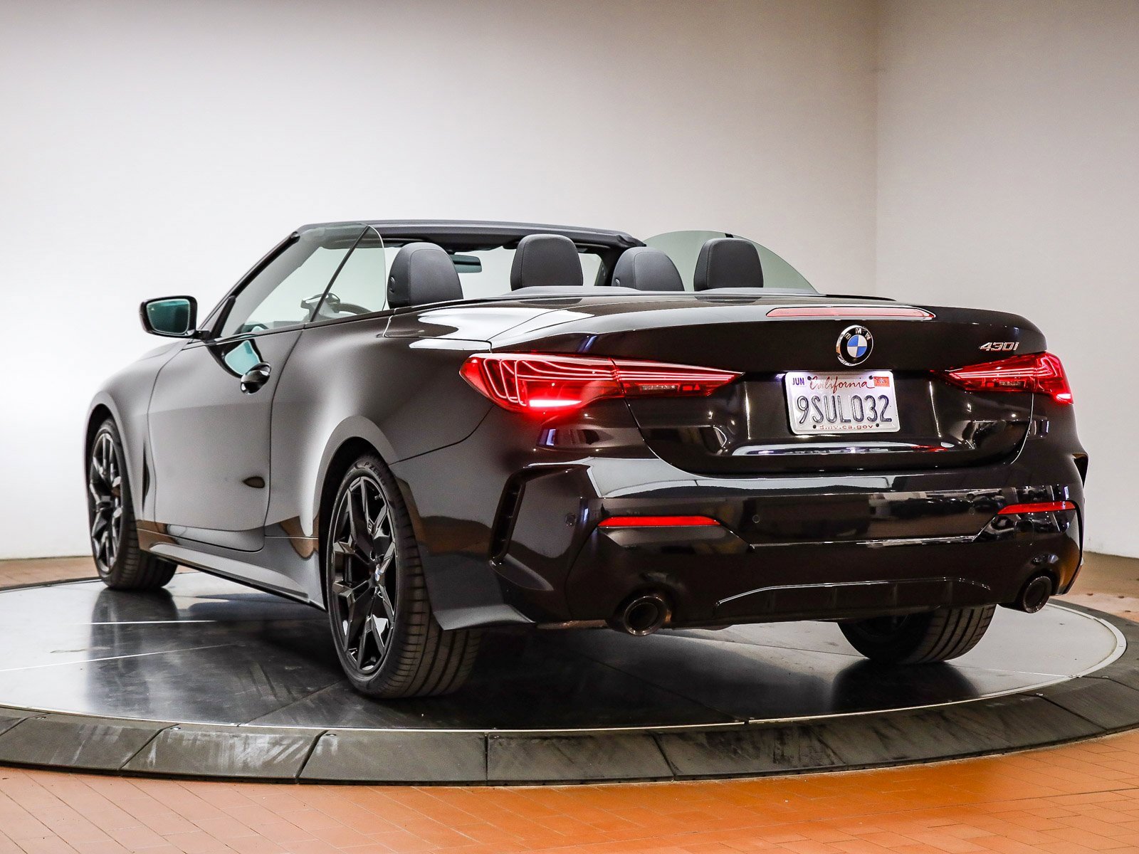 Used 2025 BMW 430i Convertible w/ M Sport Package image 9