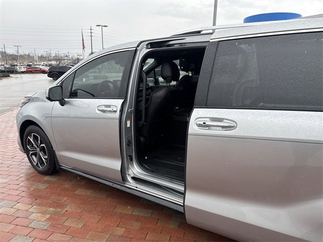 Used 2025 Toyota Sienna Platinum image 26
