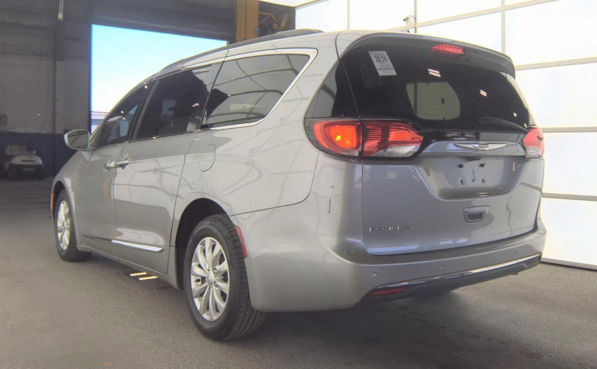 Used 2017 Chrysler Pacifica Touring-L FWD image 6