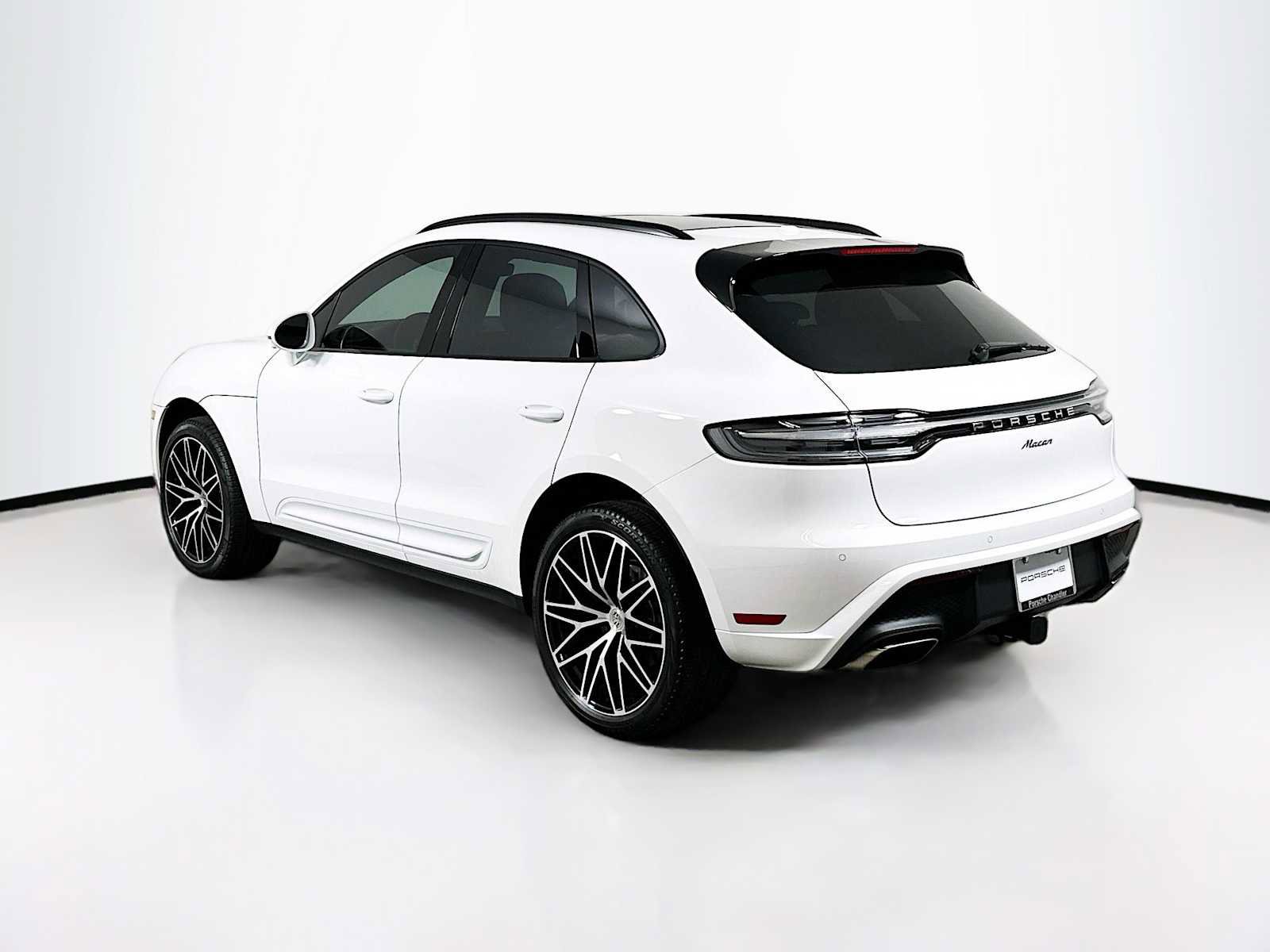 Certified 2025 Porsche Macan AWD/4WD image 3