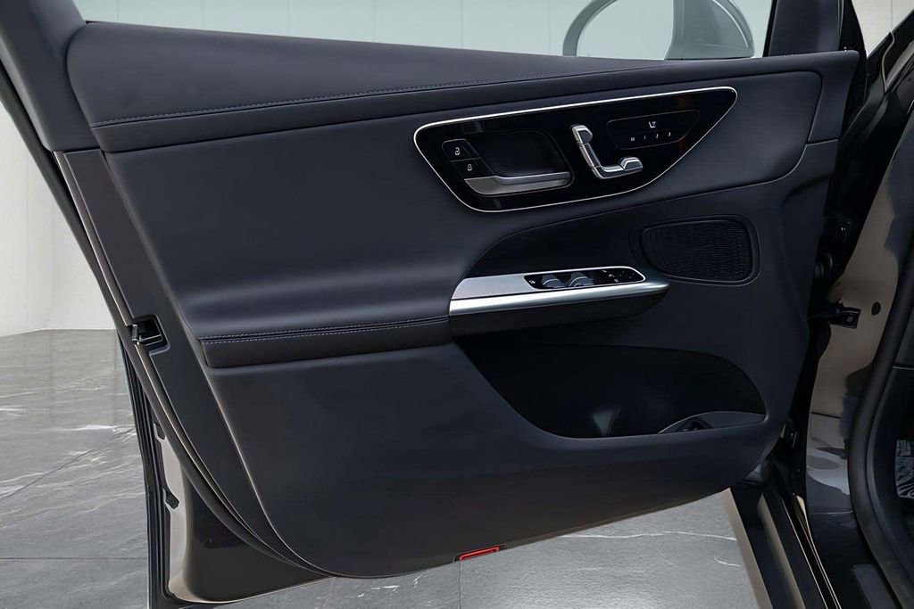 Used 2025 Mercedes-Benz GLC 350e 4MATIC w/ Driver Assistance Package image 42