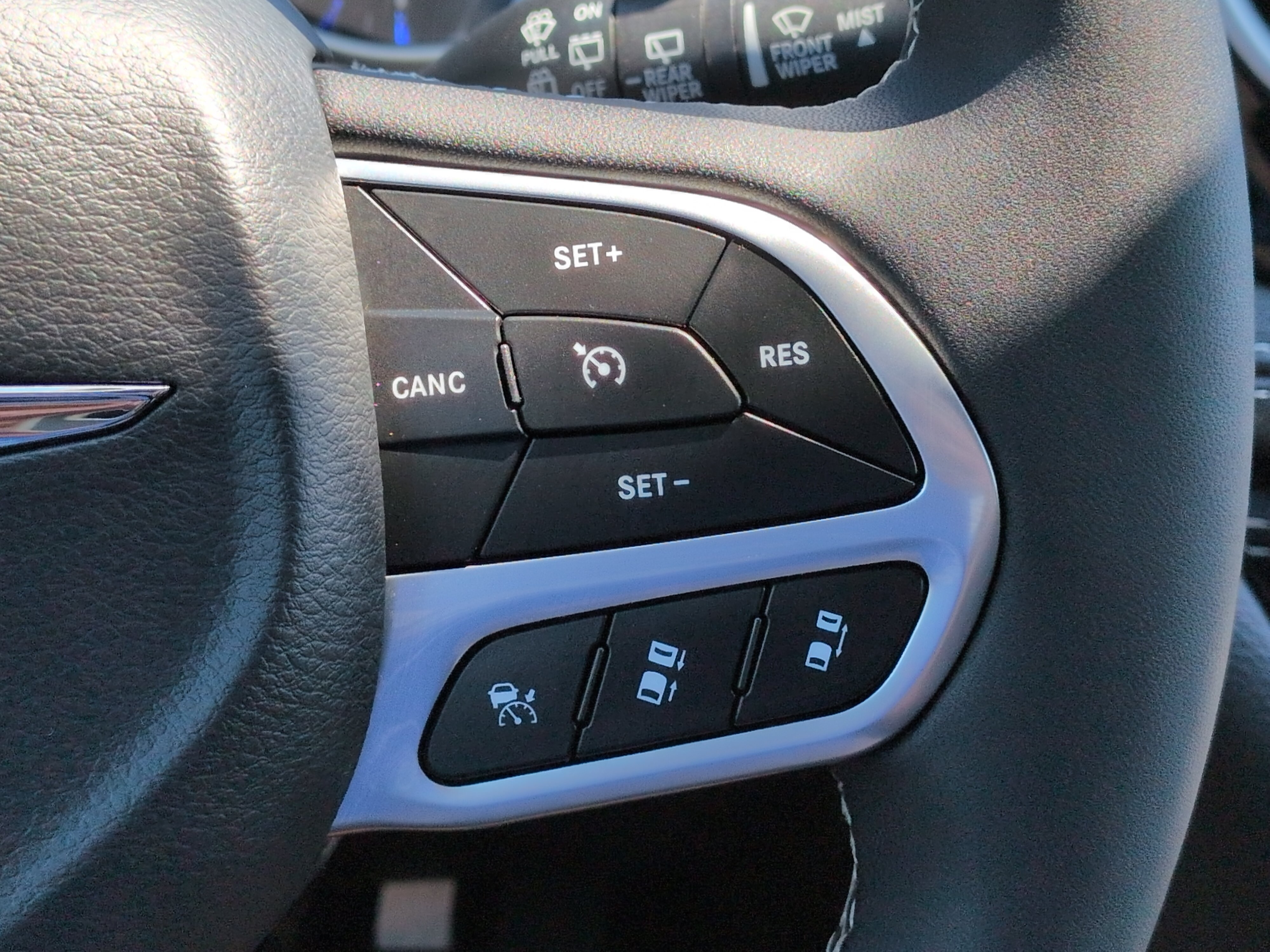 Certified 2025 Chrysler Pacifica Select FWD image 23