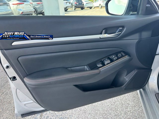 Used 2025 Nissan Altima 2.5 SR AWD/4WD image 17