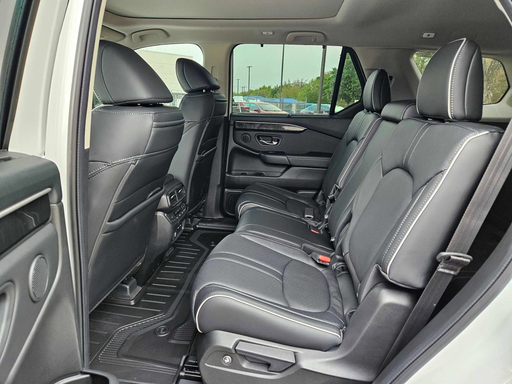 Used 2024 Honda Pilot Elite image 45