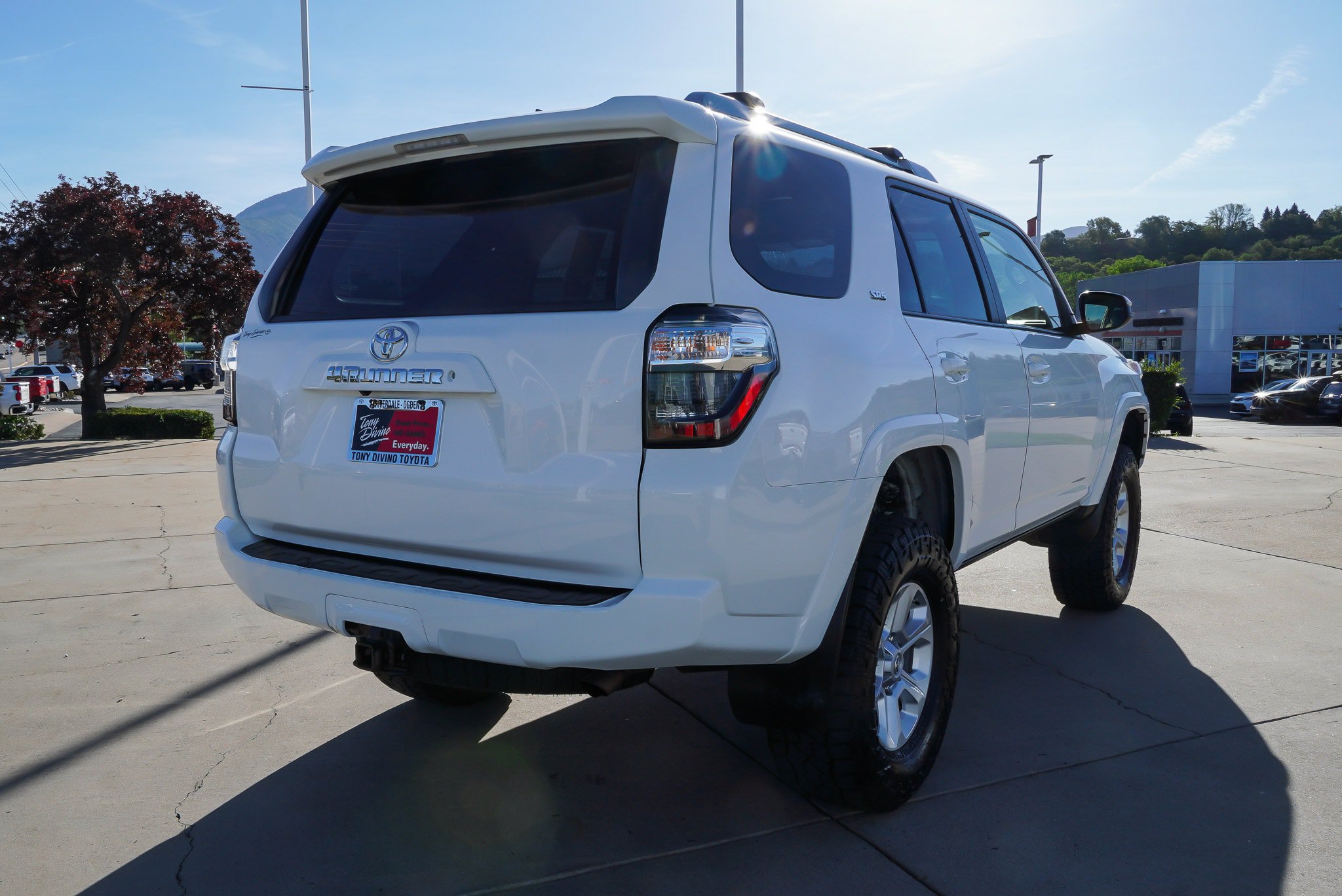 Used 2018 Toyota 4Runner SR5 AWD/4WD image 8