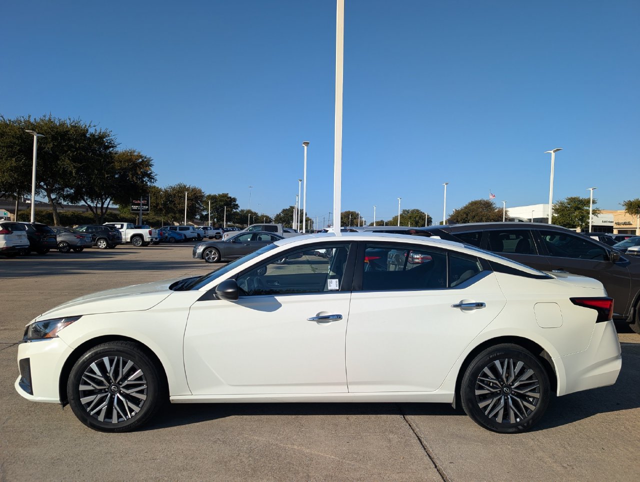 Used 2025 Nissan Altima 2.5 SV AWD/4WD image 3