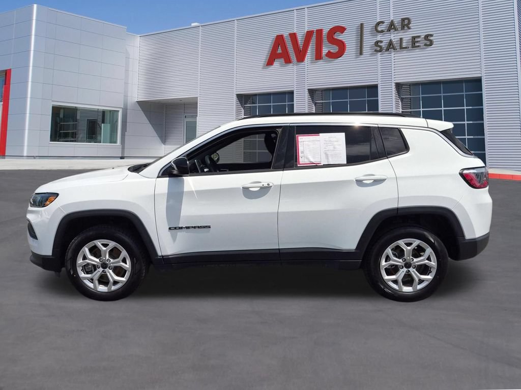 Used 2025 Jeep Compass Latitude w/ Sun & Sound Group AWD/4WD image 10