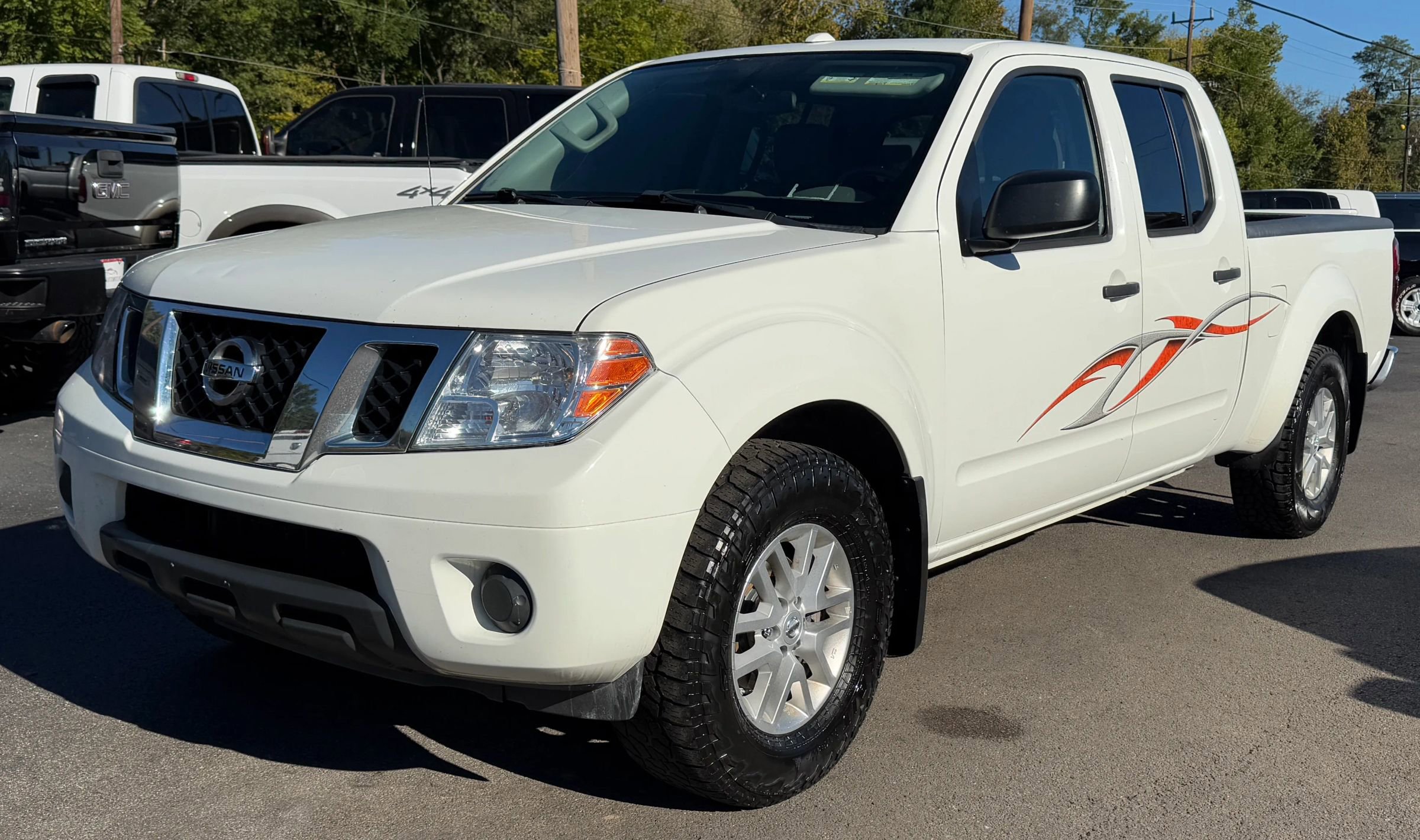 Used 2018 Nissan Frontier SV image 2