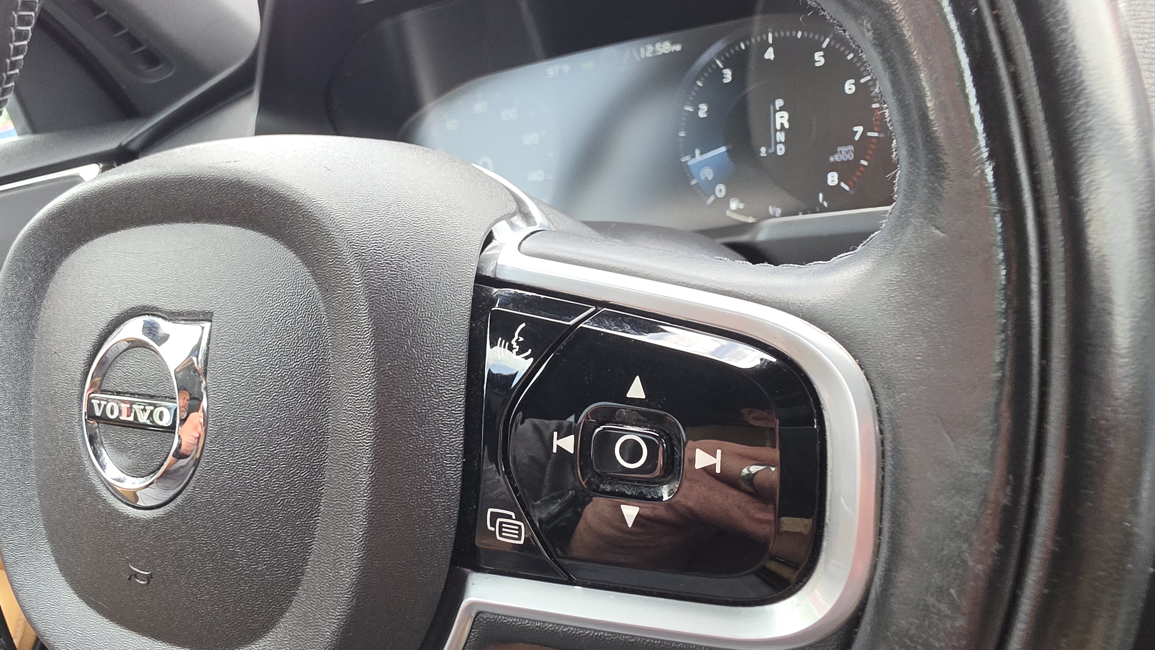 Used 2018 Volvo XC90 T6 Momentum w/ Convenience Package AWD/4WD image 46