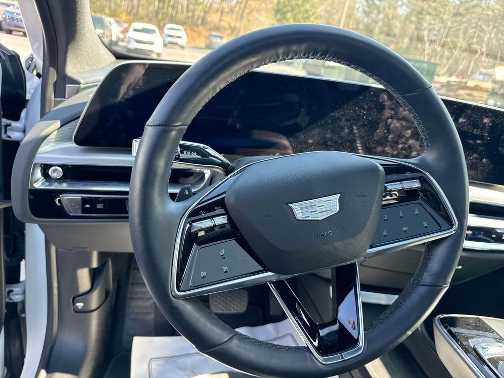 Used 2025 Cadillac Lyriq Luxury AWD/4WD image 16
