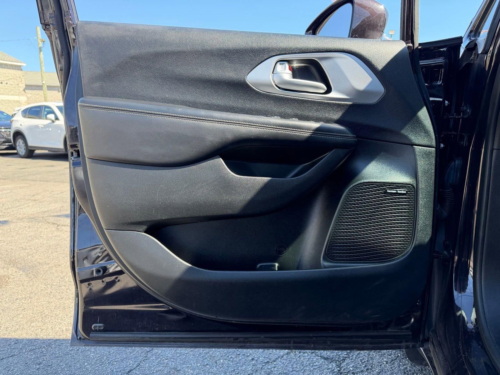 Used 2019 Chrysler Pacifica Touring-L Plus w/ Advanced Safetytec Group image 29