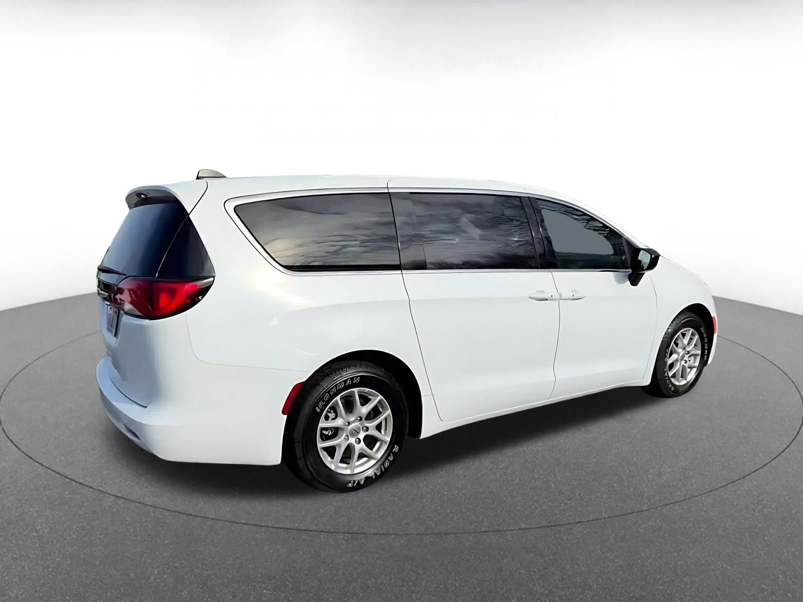 Used 2024 Chrysler Voyager LX image 14