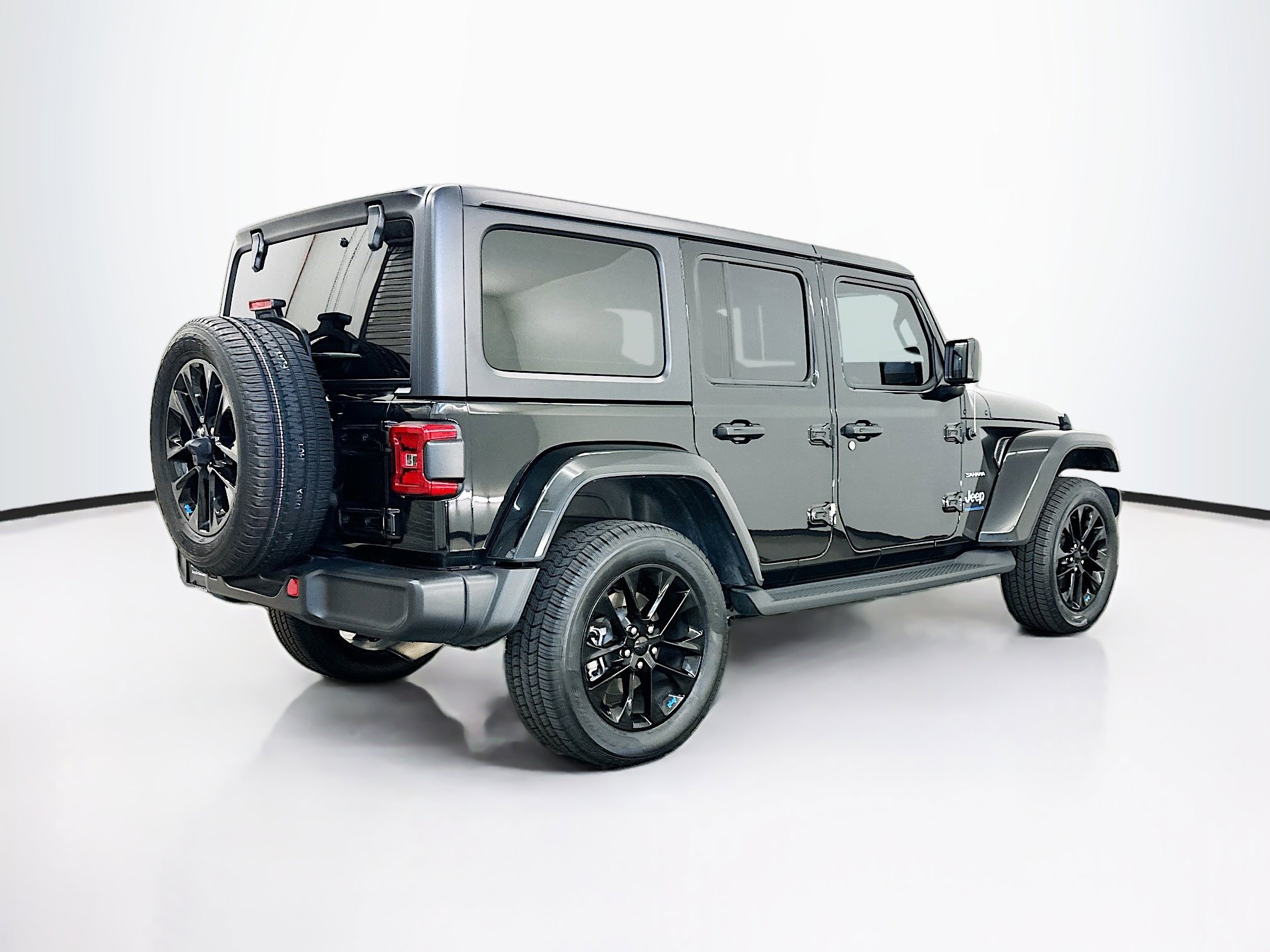 Used 2023 Jeep Wrangler Sahara image 9