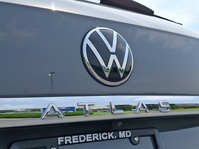 Used 2022 Volkswagen Atlas Cross Sport SEL R-Line AWD/4WD image 33