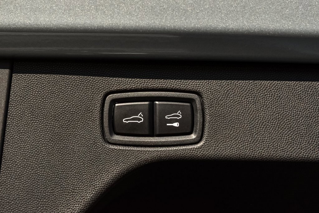 Certified 2025 Porsche Macan 4S Electric w/ Premium Package image 32