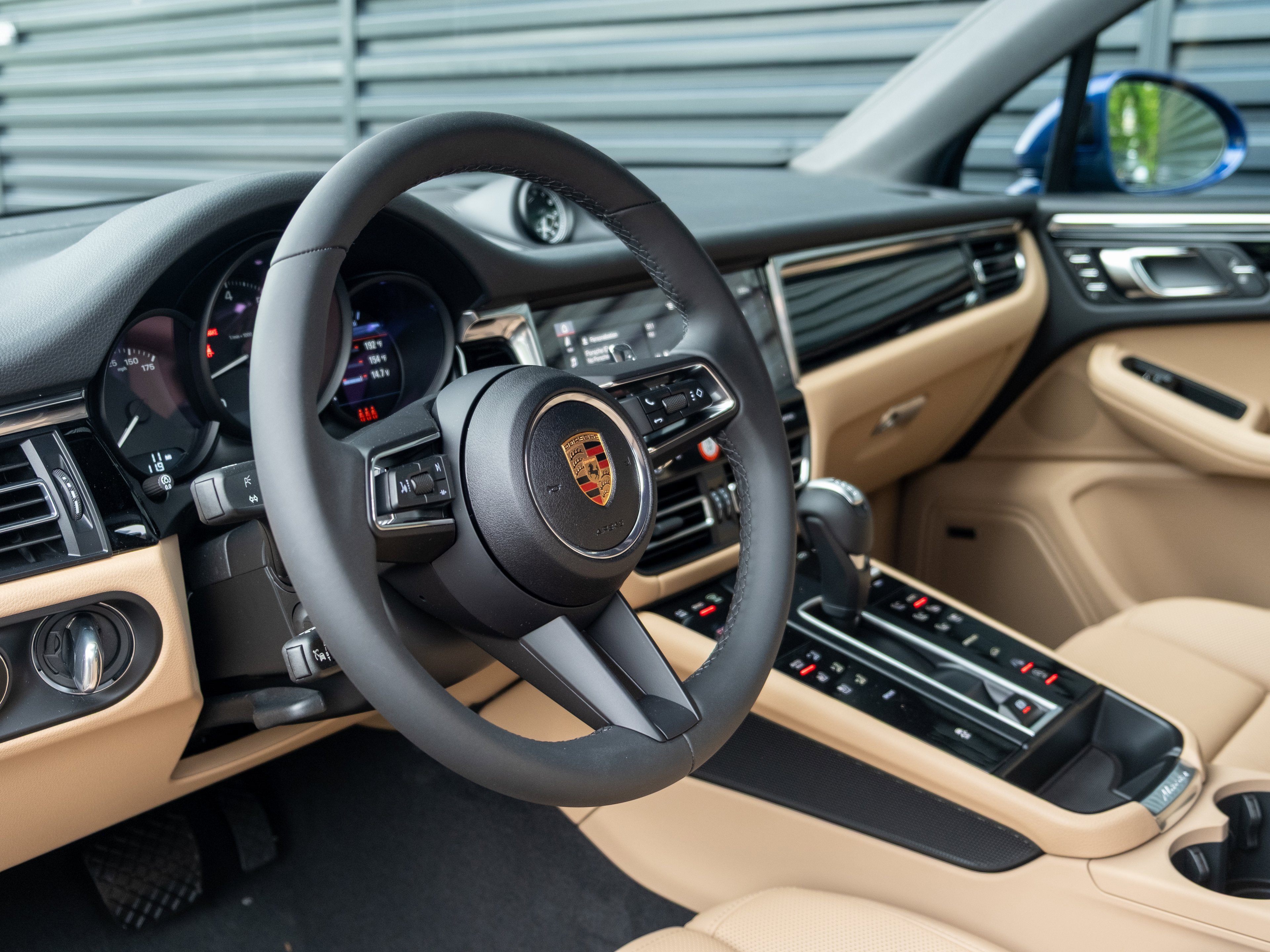 Certified 2025 Porsche Macan image 4