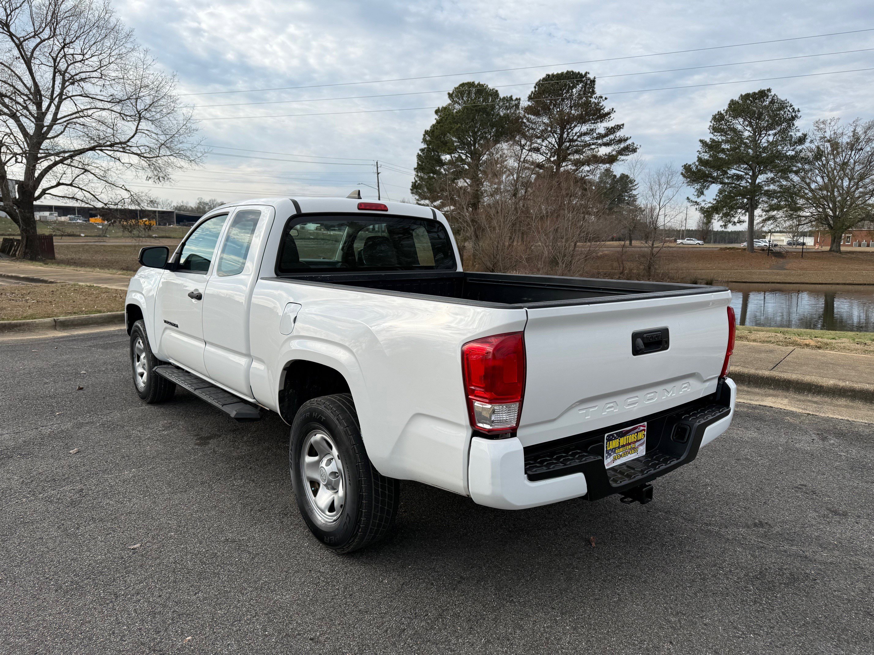 Used 2017 Toyota Tacoma SR RWD image 3
