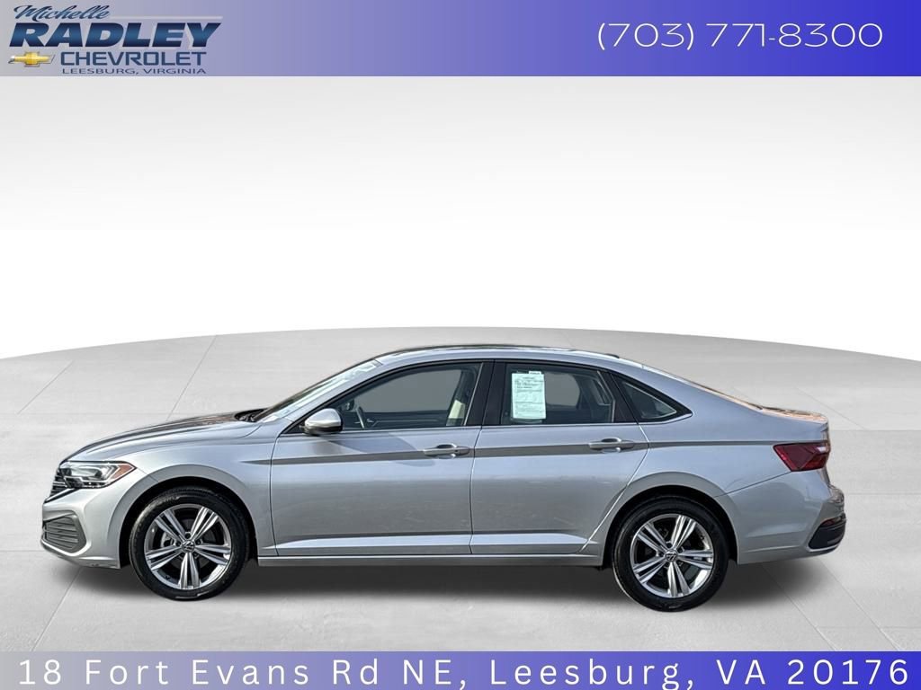 Used 2024 Volkswagen Jetta SE image 2