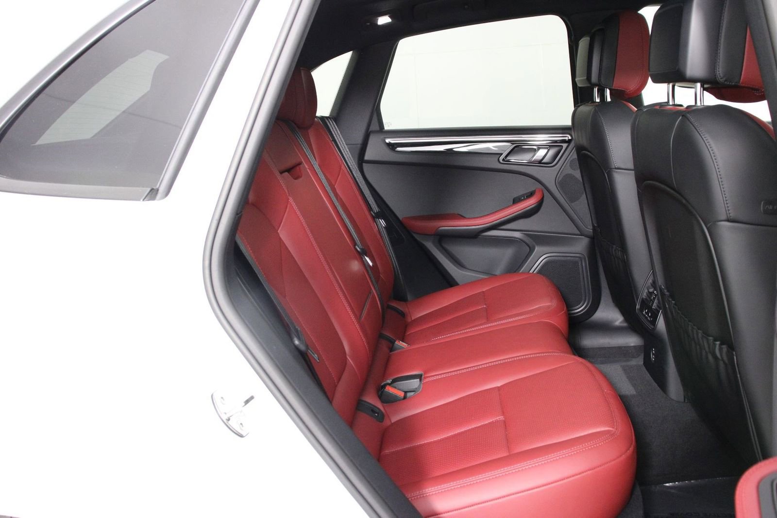 Certified 2025 Porsche Macan image 32