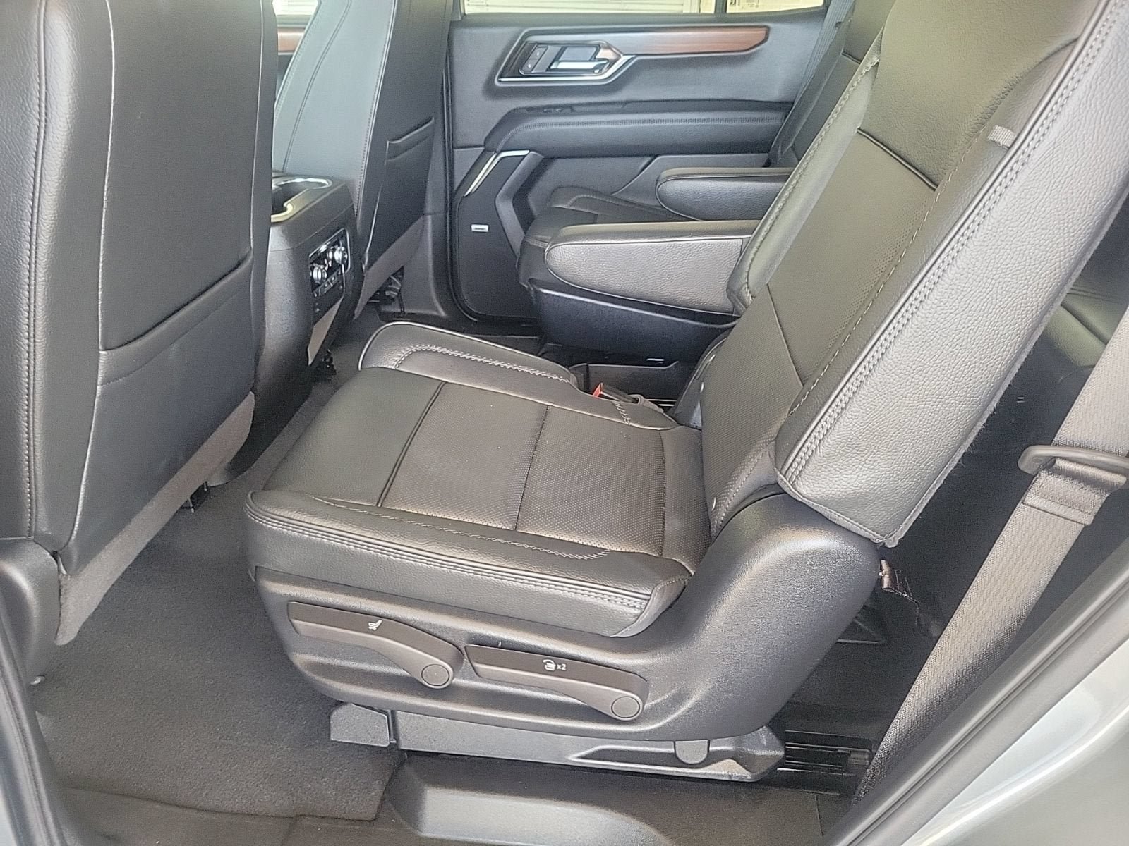 Used 2025 GMC Yukon Denali AWD/4WD image 16