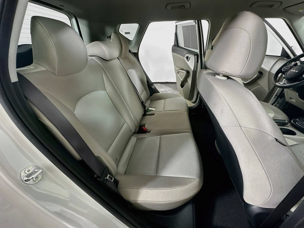 Used 2025 Kia Soul LX w/ LX Technology Package FWD image 11