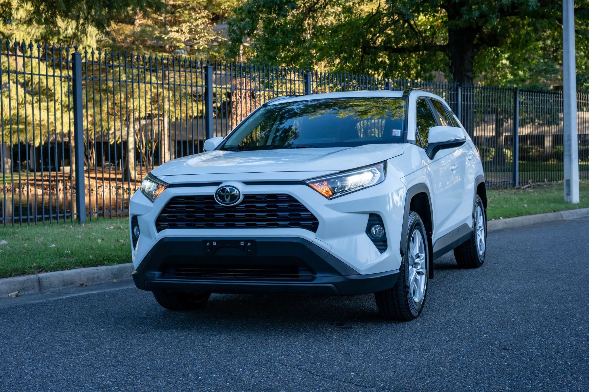 Used 2020 Toyota RAV4 XLE FWD image 2