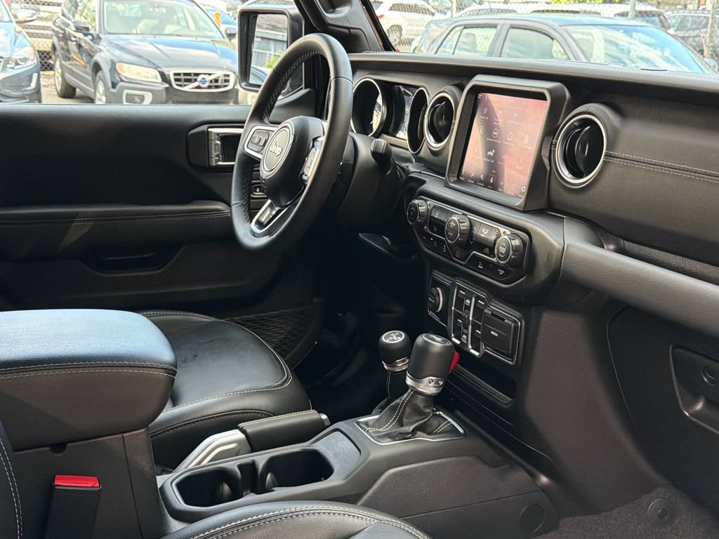 Used 2023 Jeep Wrangler Unlimited Sahara AWD/4WD image 28