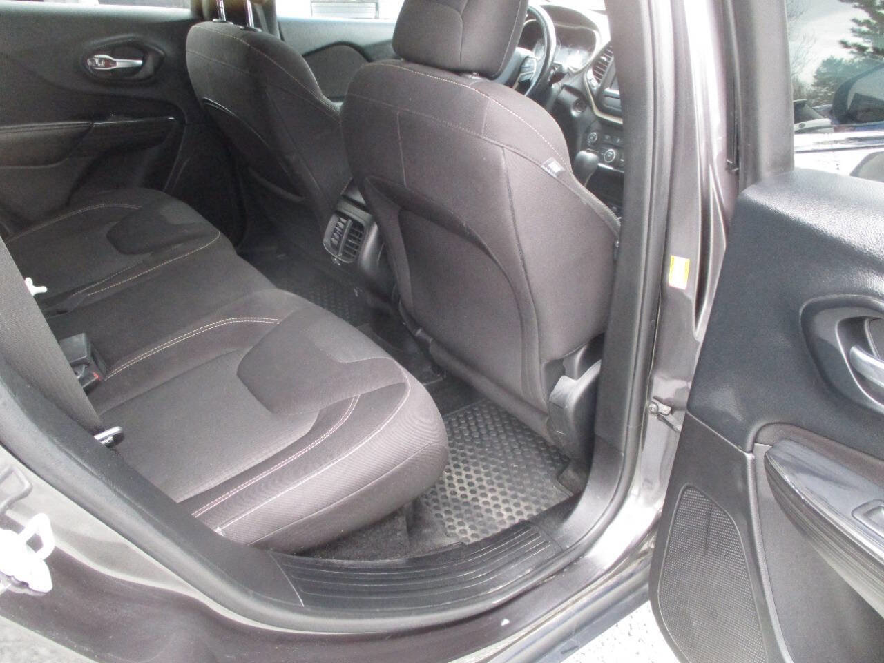 Used 2016 Jeep Cherokee Latitude w/ Cold Weather Group image 13