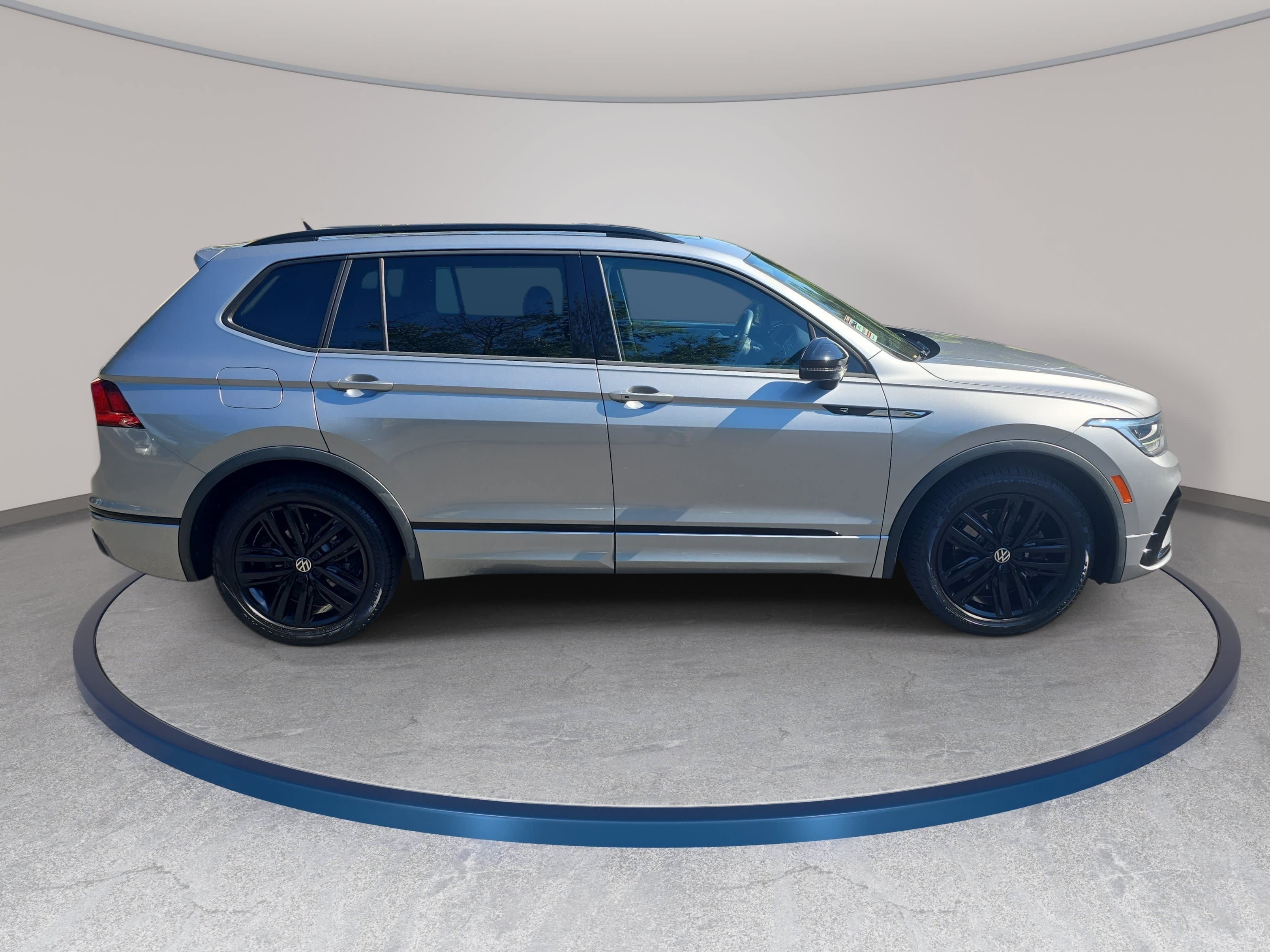 Certified 2022 Volkswagen Tiguan SE R-Line FWD image 4