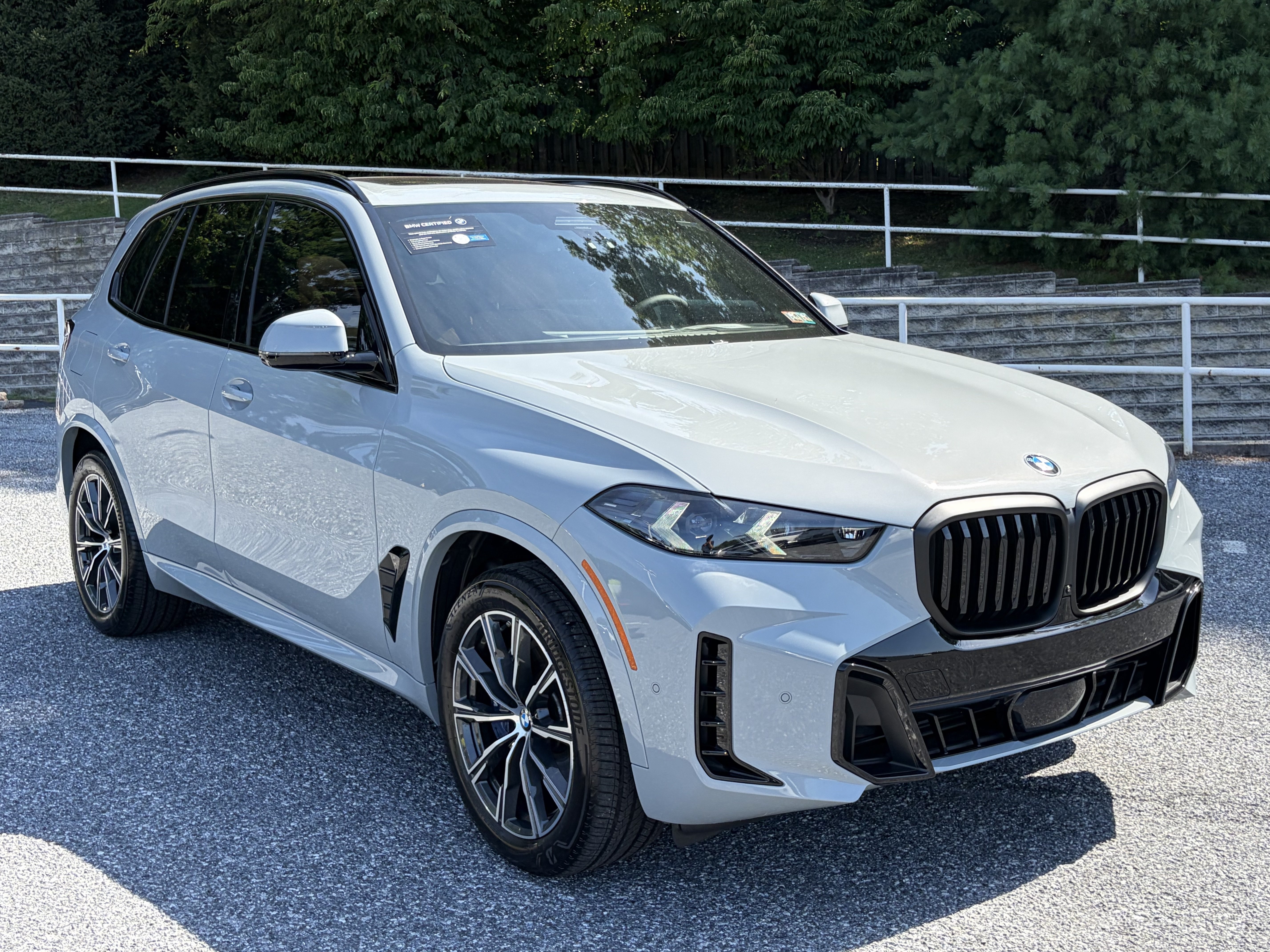 Used 2025 BMW X5 xDrive40i w/ M Sport Package AWD/4WD image 3