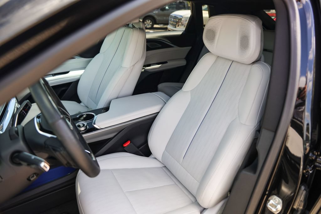 Used 2024 Cadillac Lyriq Luxury AWD/4WD image 7