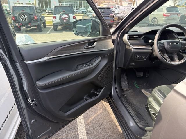 New 2026 Jeep Grand Cherokee Altitude image 14