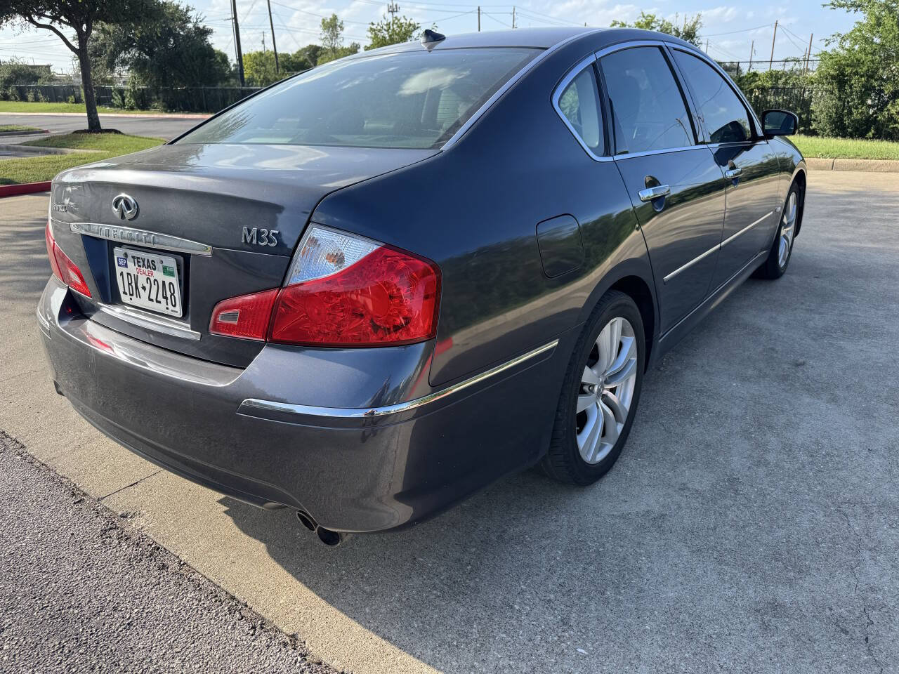 Used 2010 INFINITI M35 w/ Technology Pkg RWD image 7