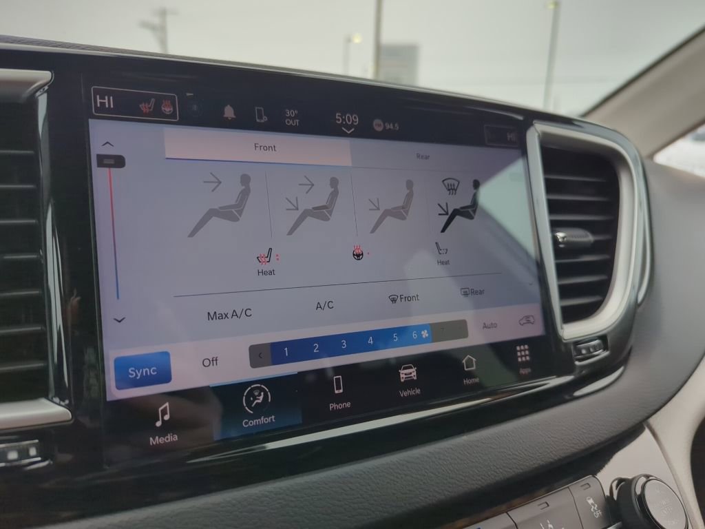 Used 2024 Chrysler Pacifica Touring-L image 17