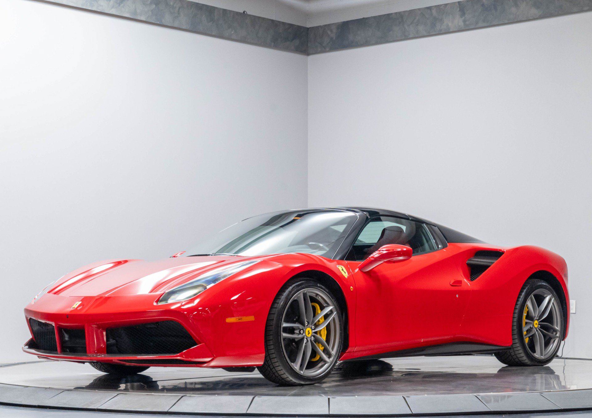 Used 2018 Ferrari 488 Spider RWD image 3