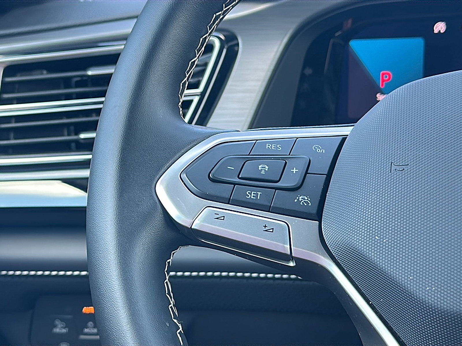 Used 2024 Volkswagen Atlas Cross Sport SE image 29