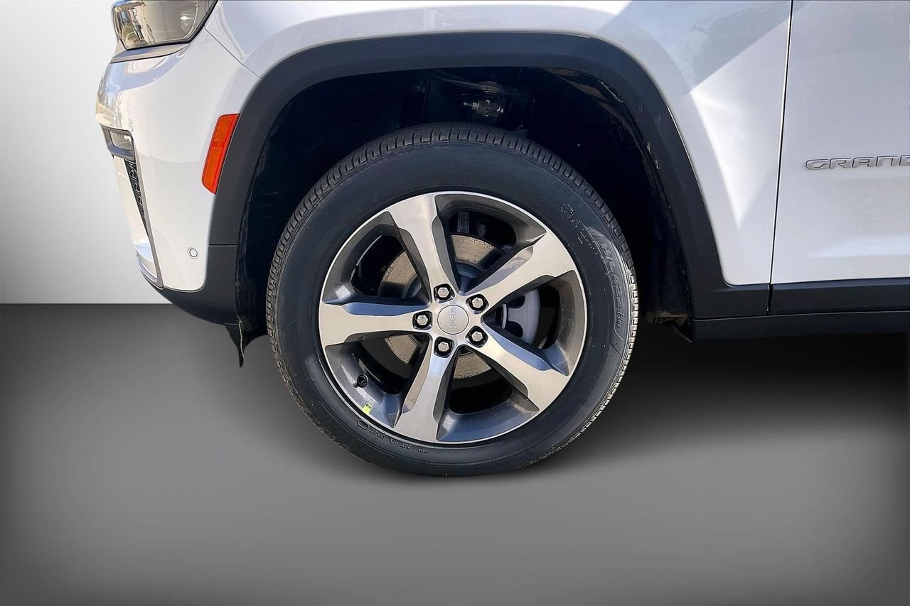 New 2026 Jeep Grand Cherokee Limited w/ Luxury Tech Group II AWD/4WD image 32