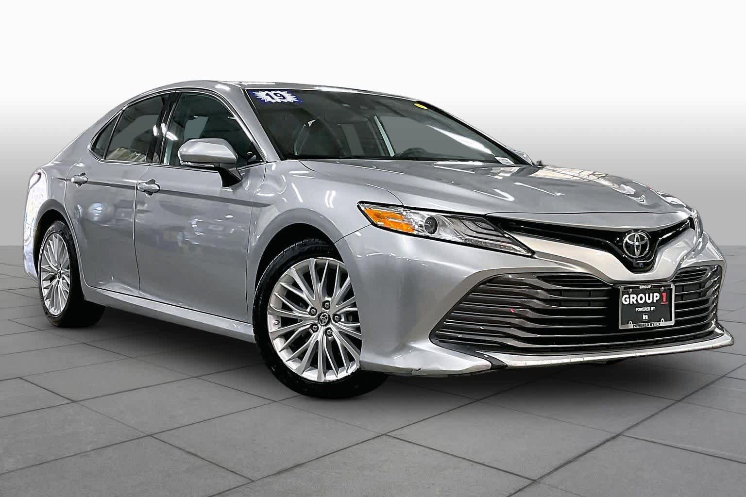 Used 2019 Toyota Camry XLE FWD image 3
