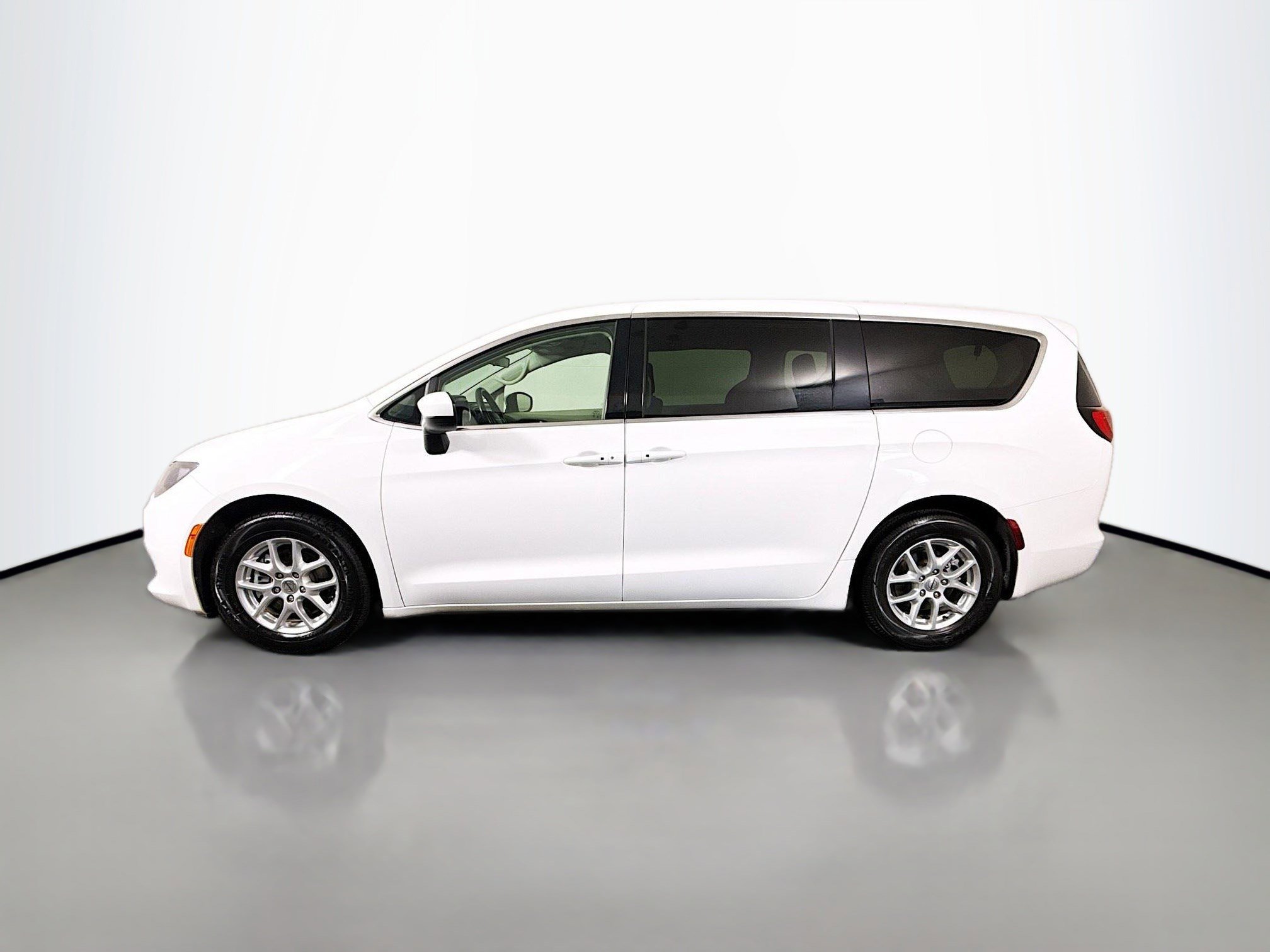 Used 2022 Chrysler Voyager LX FWD image 6