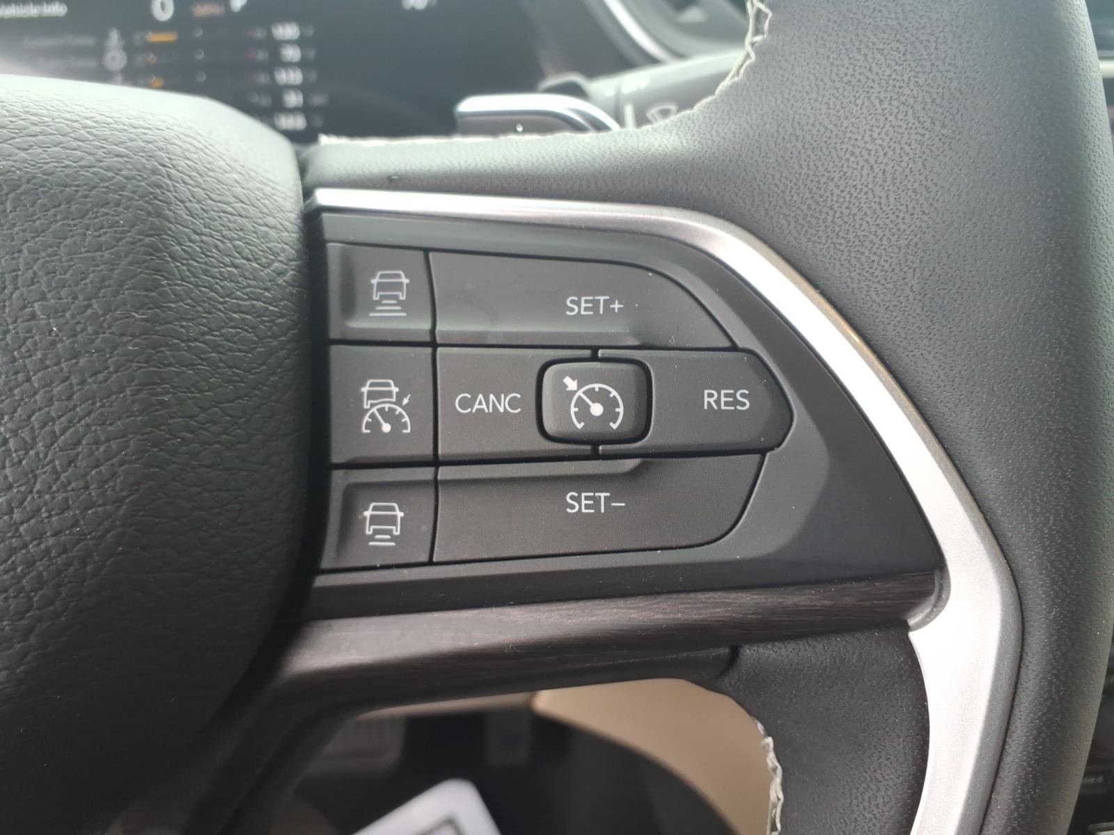 Certified 2023 Jeep Grand Cherokee Limited w/ Luxury Tech Group II AWD/4WD image 24