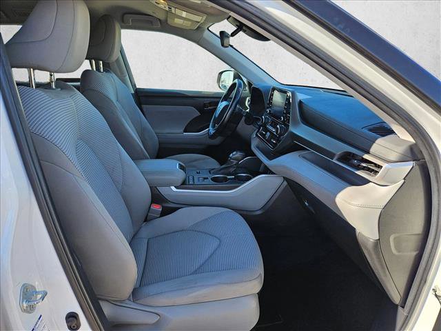Used 2022 Toyota Highlander LE AWD/4WD image 25