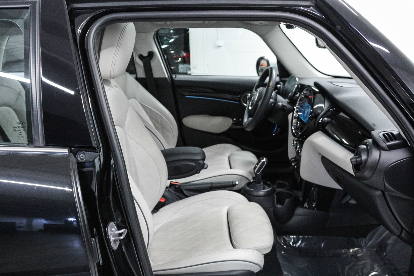Certified 2023 MINI Cooper 4-Door Hardtop w/ Signature Upholstery Package FWD image 18
