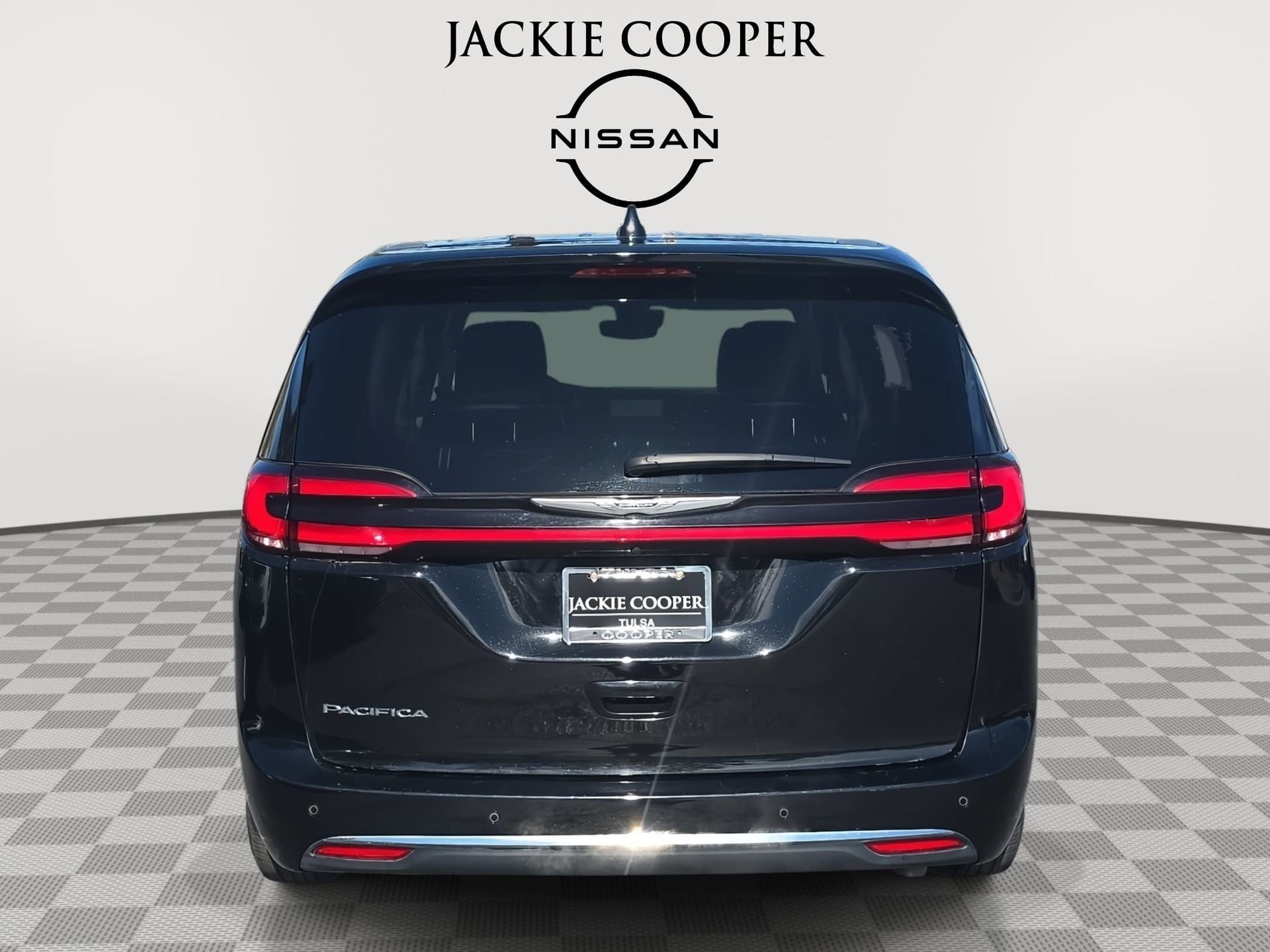 Used 2024 Chrysler Pacifica Touring-L image 6