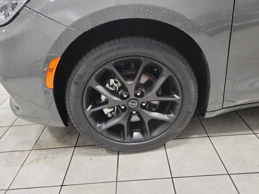 Used 2025 Chrysler Pacifica Limited image 44