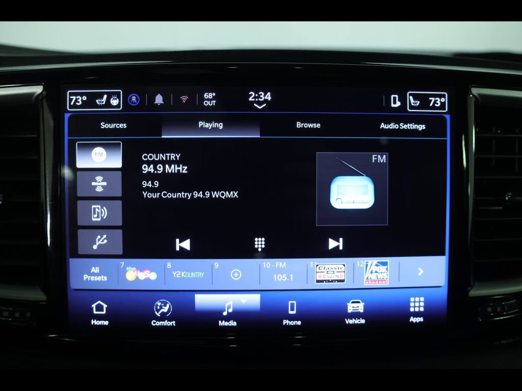 Used 2025 Chrysler Pacifica Select image 13