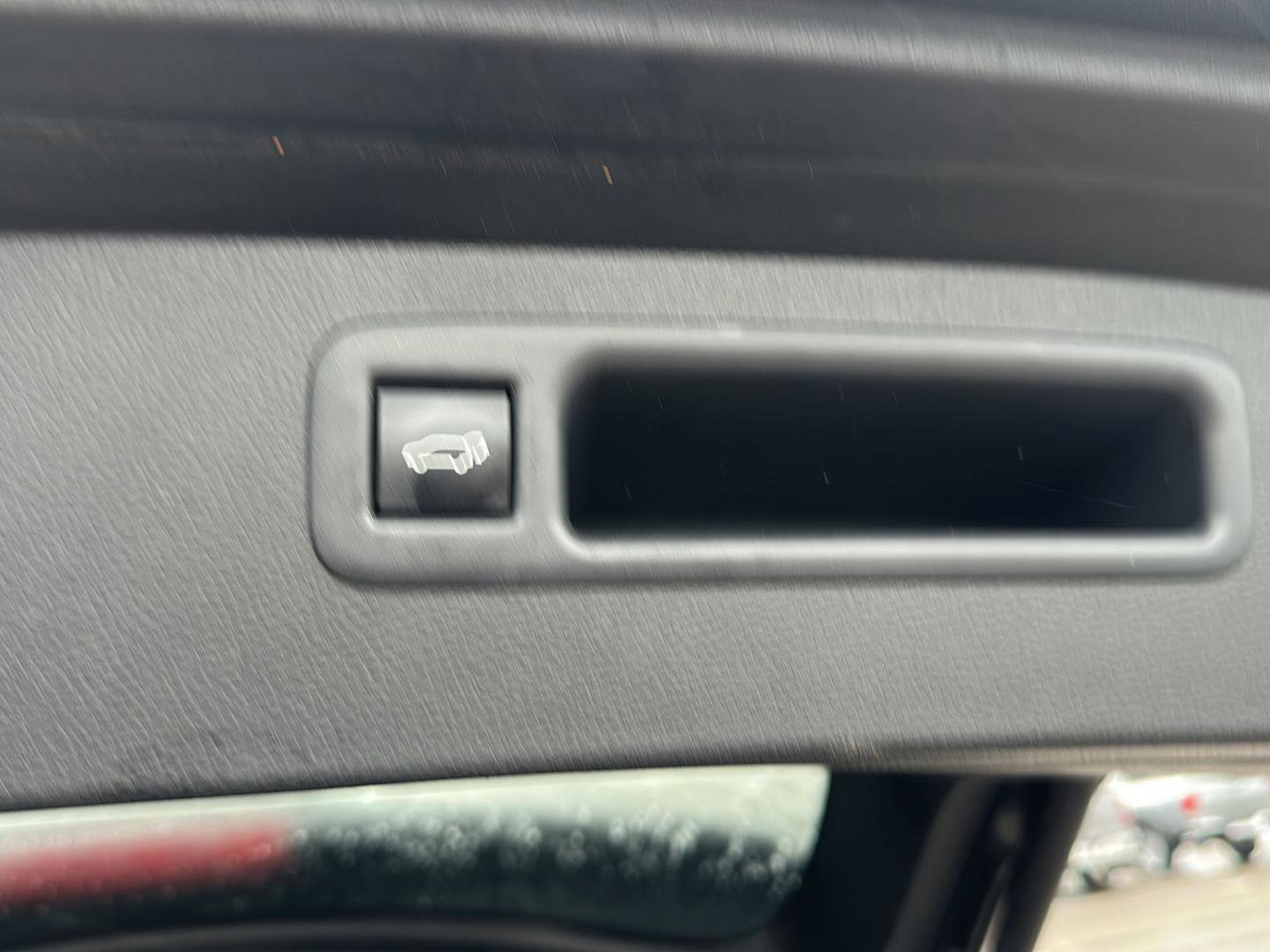 Used 2023 Toyota Highlander LE image 9