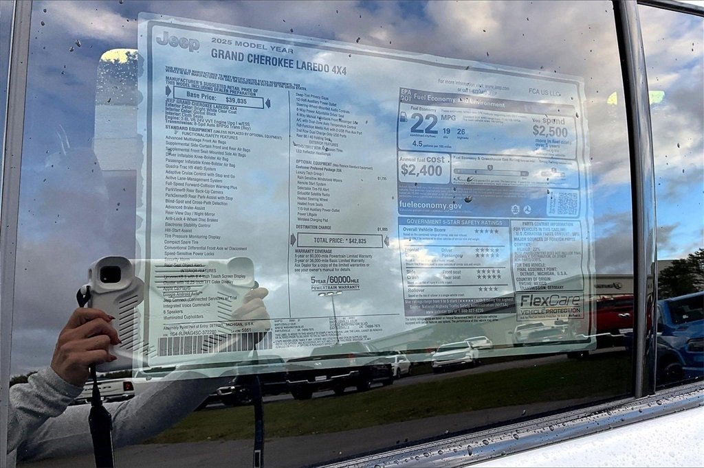 New 2025 Jeep Grand Cherokee Laredo w/ Luxury Tech Group I image 14