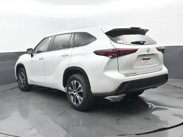 Used 2024 Toyota Highlander XLE AWD/4WD image 3