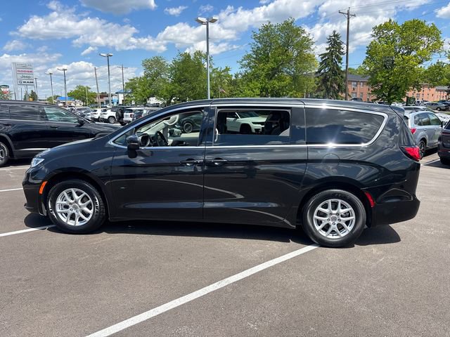Used 2023 Chrysler Pacifica Touring-L FWD image 6