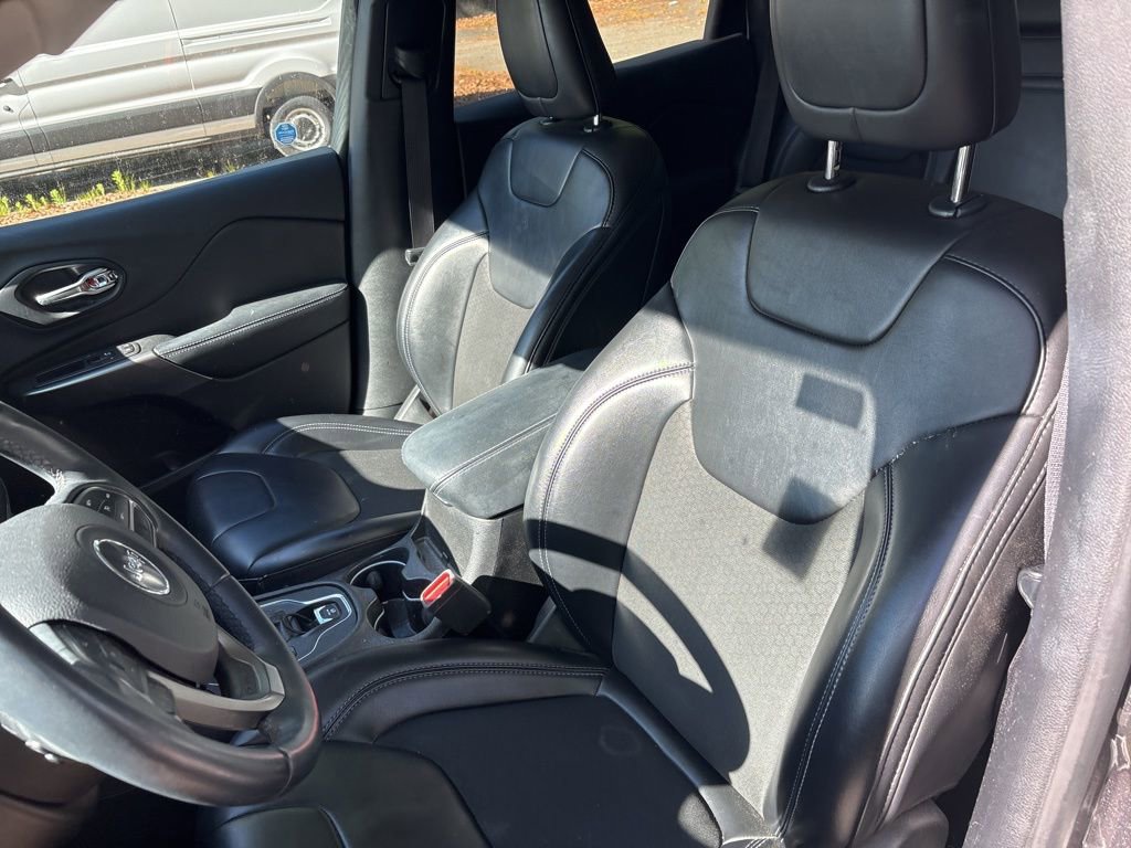 Used 2019 Jeep Cherokee Latitude Plus w/ Comfort/Convenience Group FWD image 15